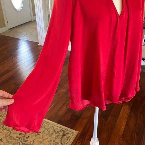 ❌SOLD Jennifer Lopez Silky Satiny Red High Low Top, V neck, Size M - Picture 6 of 9